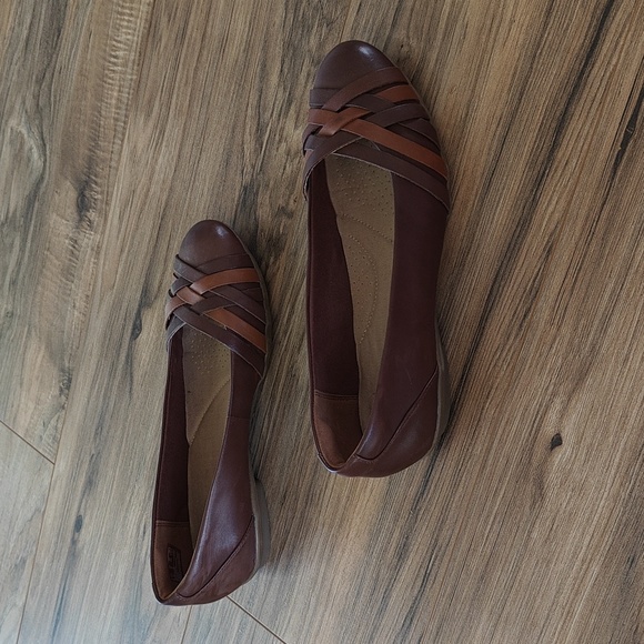 Like new Clark's woven leather flats - Picture 4 of 7